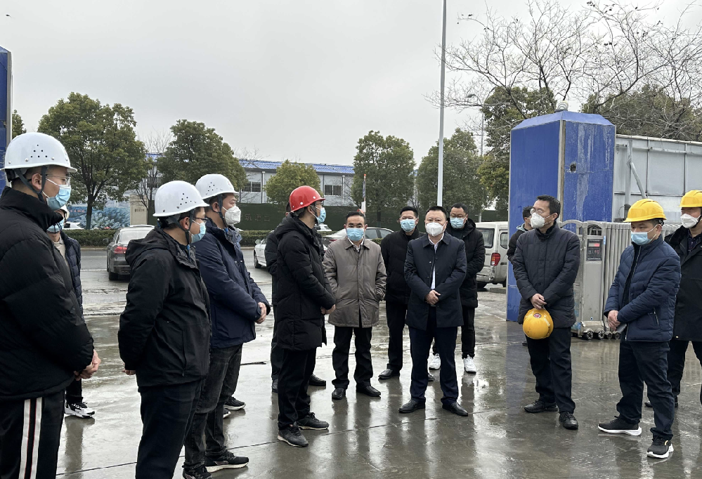 清江浦区委常委、政法委书记吴守明一行赴紫光园项目进行节前安全检查